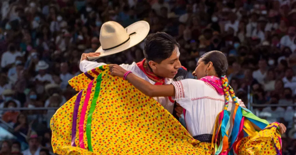 Hablante de zapoteco compartiendo tradiciones orales en Oaxaca