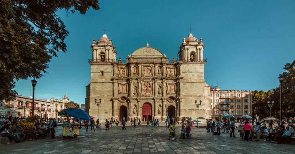 Zócalo y Catedral de Oaxaca iluminados al atardecer