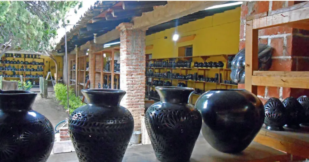Proceso de modelado de piezas de barro negro en torno tradicional