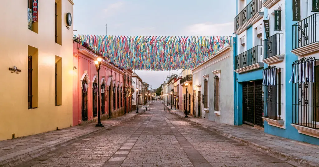 Mural que refleja la identidad cultural oaxaqueña en un espacio público