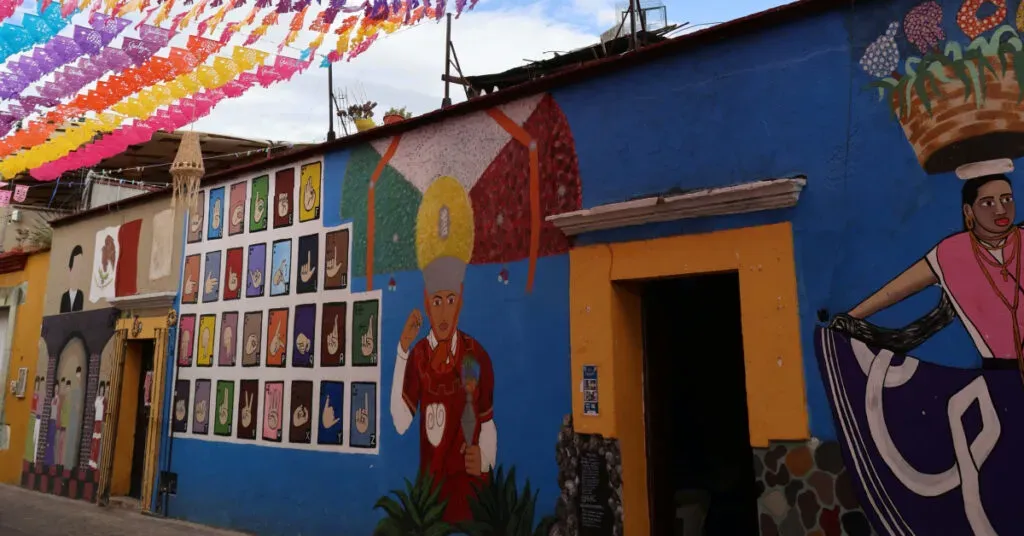 Grafiti colorido en el barrio de Jalatlaco en Oaxaca