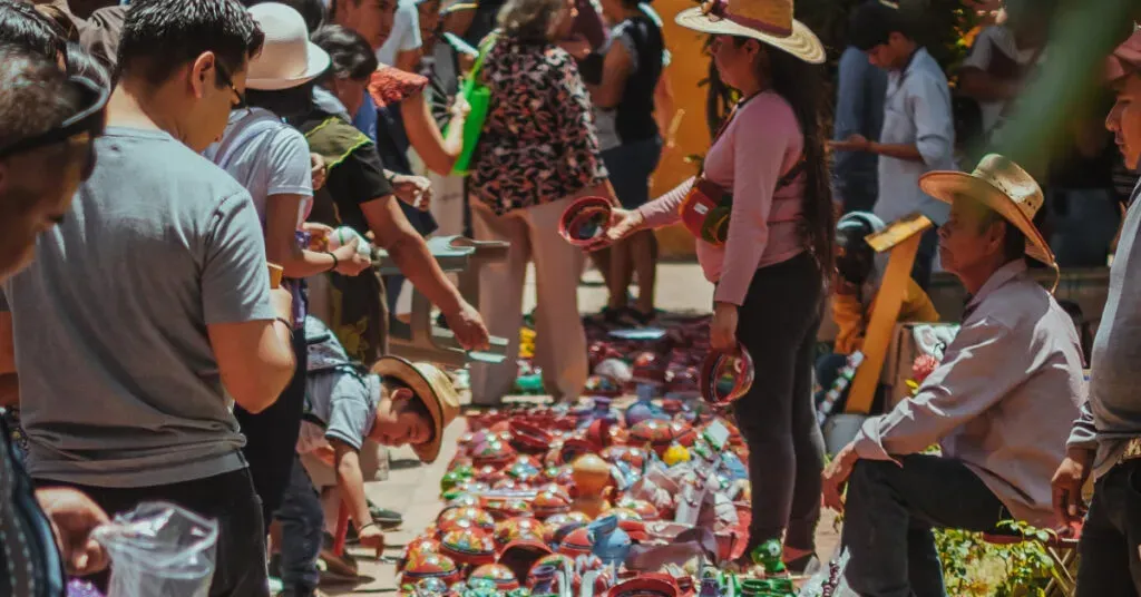 Viajero responsable comprando artesanías locales en Oaxaca