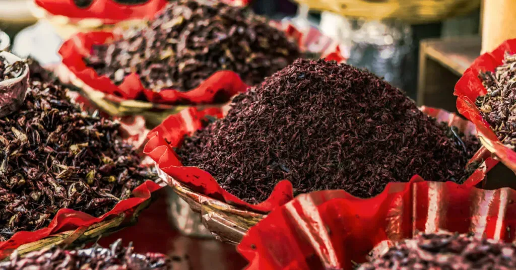 Vendedora de chapulines en un mercado tradicional de Oaxaca