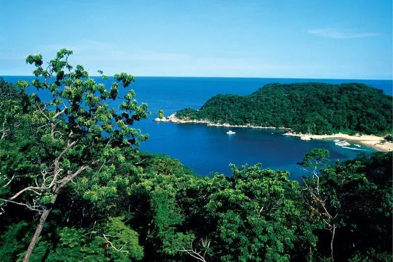 Las 9 Bahías de Huatulco: Guía de Playas y Actividades