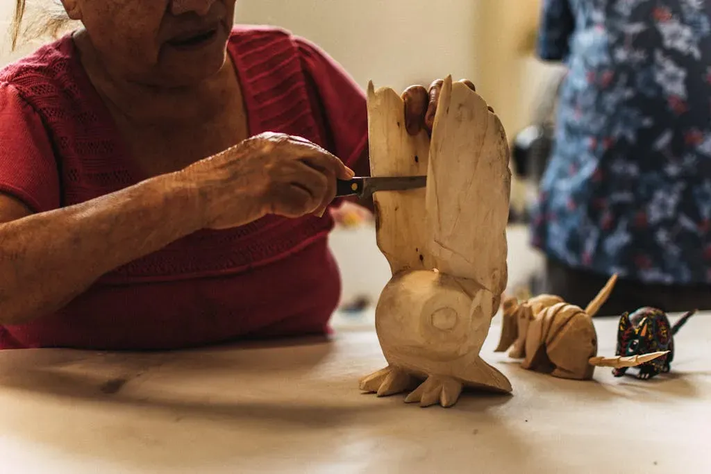 Artesano elaborando barro negro