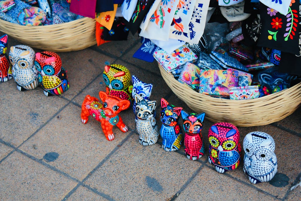 Imagen de dos alebrijes de tamaño monumental.
