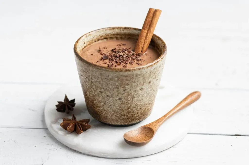 Taza de champurrado, bebida caliente de chocolate oaxaqueño