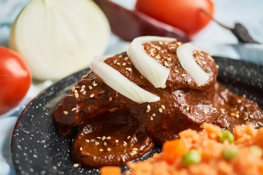 Platillo de mole con pollo, tradición culinaria de Oaxaca