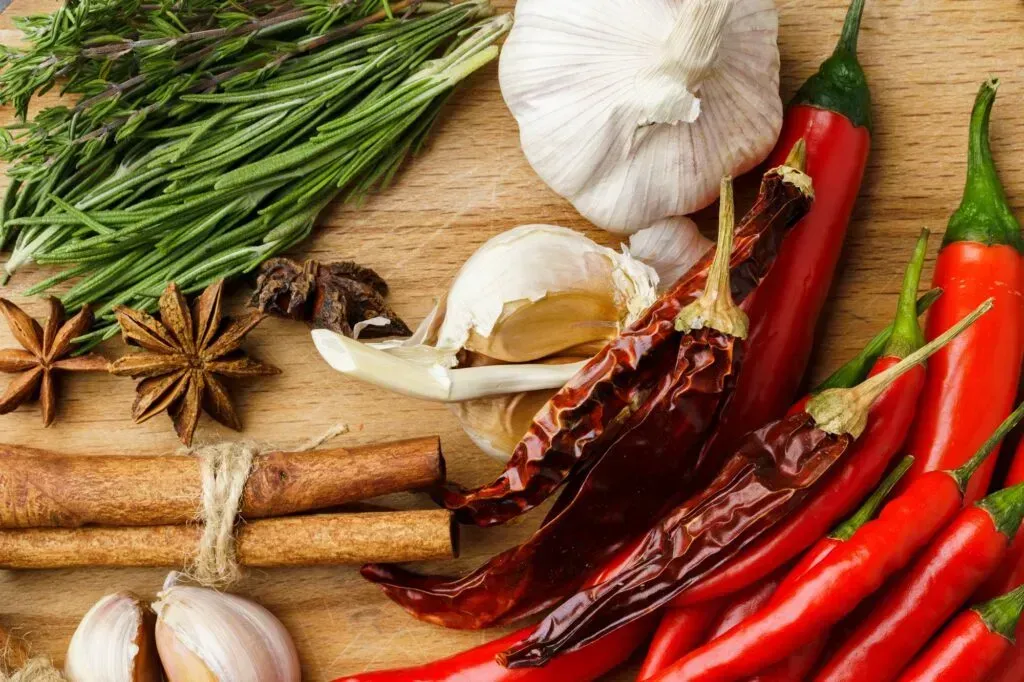 Variedad de chiles y especias usados en recetas oaxaqueñas
