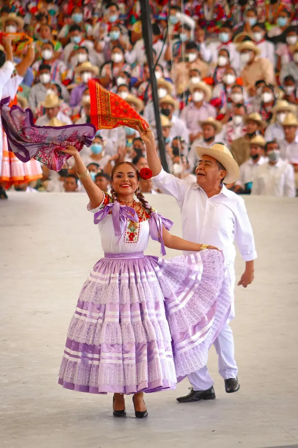 Hombres bailando la Danza de la Pluma típica de los Valles Centrales de Oaxaca