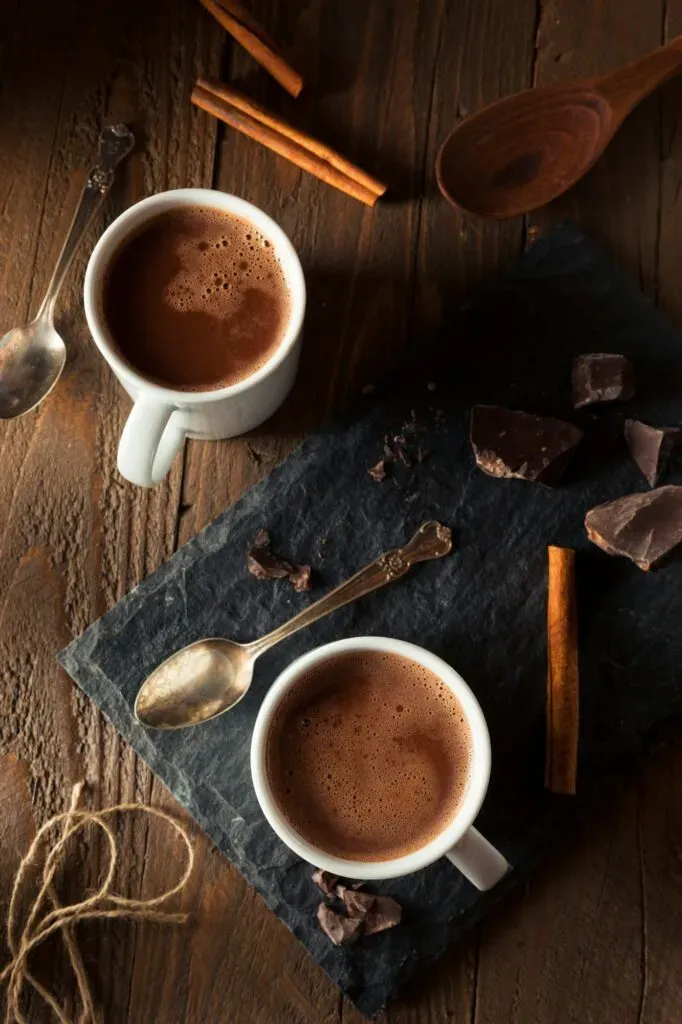 Chocolate caliente espumoso preparado al estilo oaxaqueño