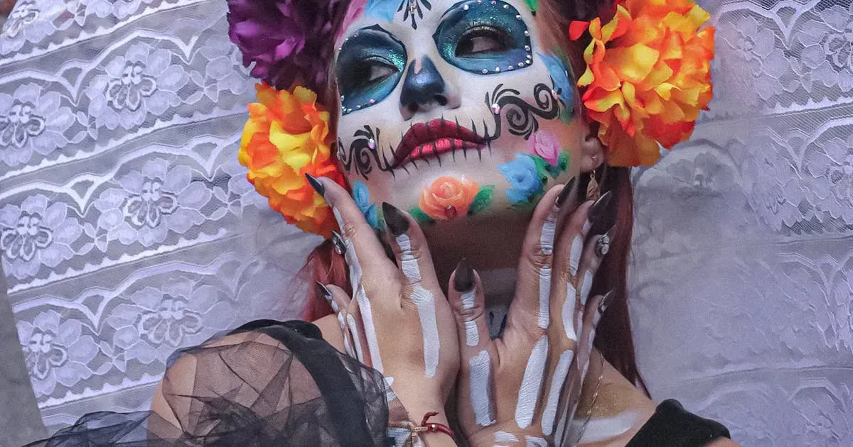 Rostro maquillado de catrina para Día de Muertos