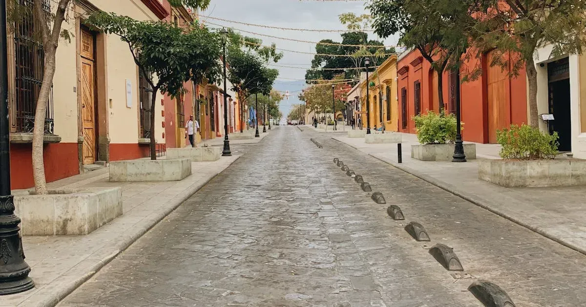 Calle empedrada del centro histórico de Oaxaca