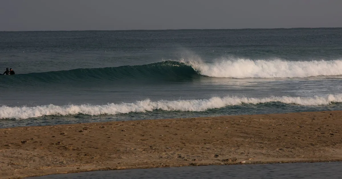 Surfista solitario en la playa de Zipolite