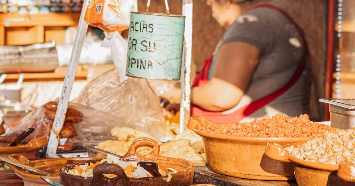 Puesto de moles y chiles en un mercado oaxaqueño