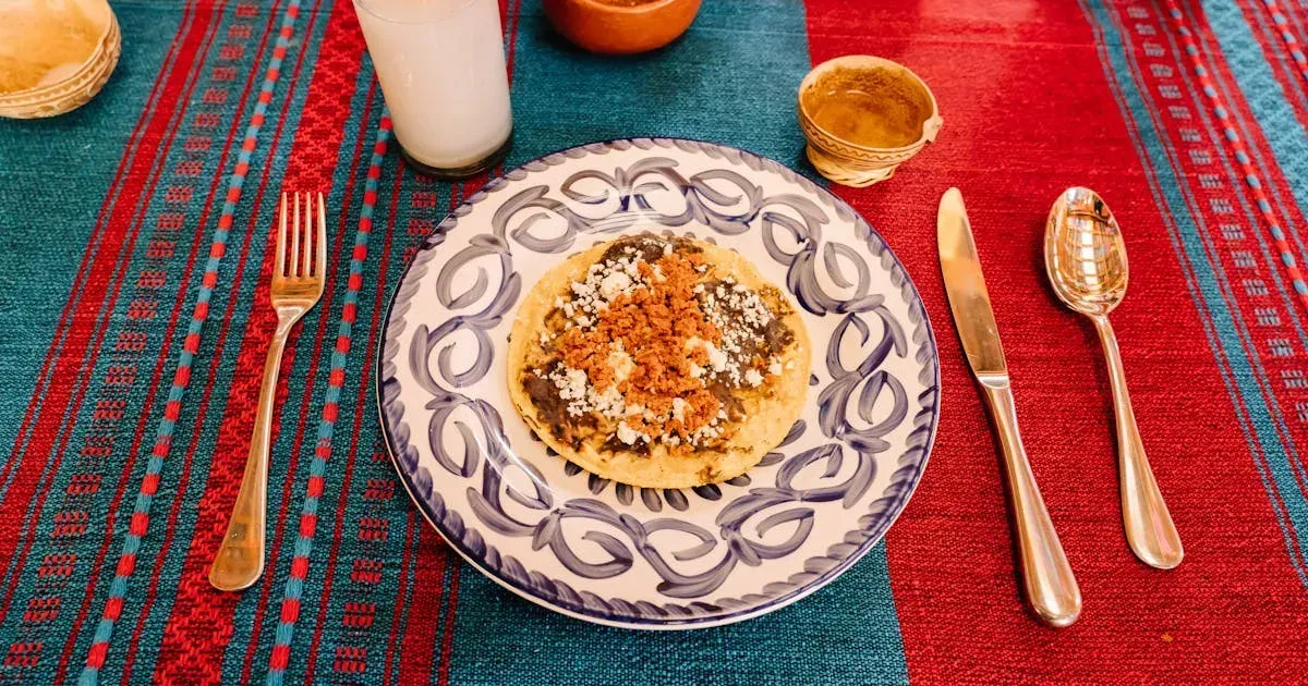 Antojito oaxaqueño preparado con quesillo