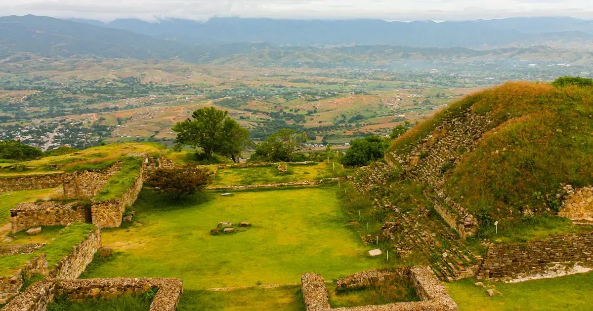 Vista aérea de una zona arqueológica zapoteca en Oaxaca