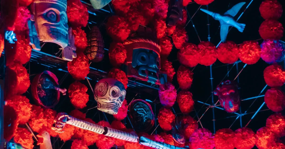 Papel picado ondeando en una calle oaxaqueña